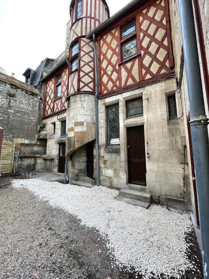 Le Petit Chateau Du Docteur Cambournac Bourges
